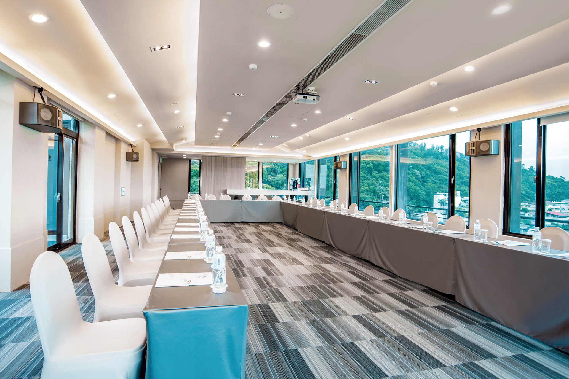 Multifunctional Meeting Rooms and Banquet Hall